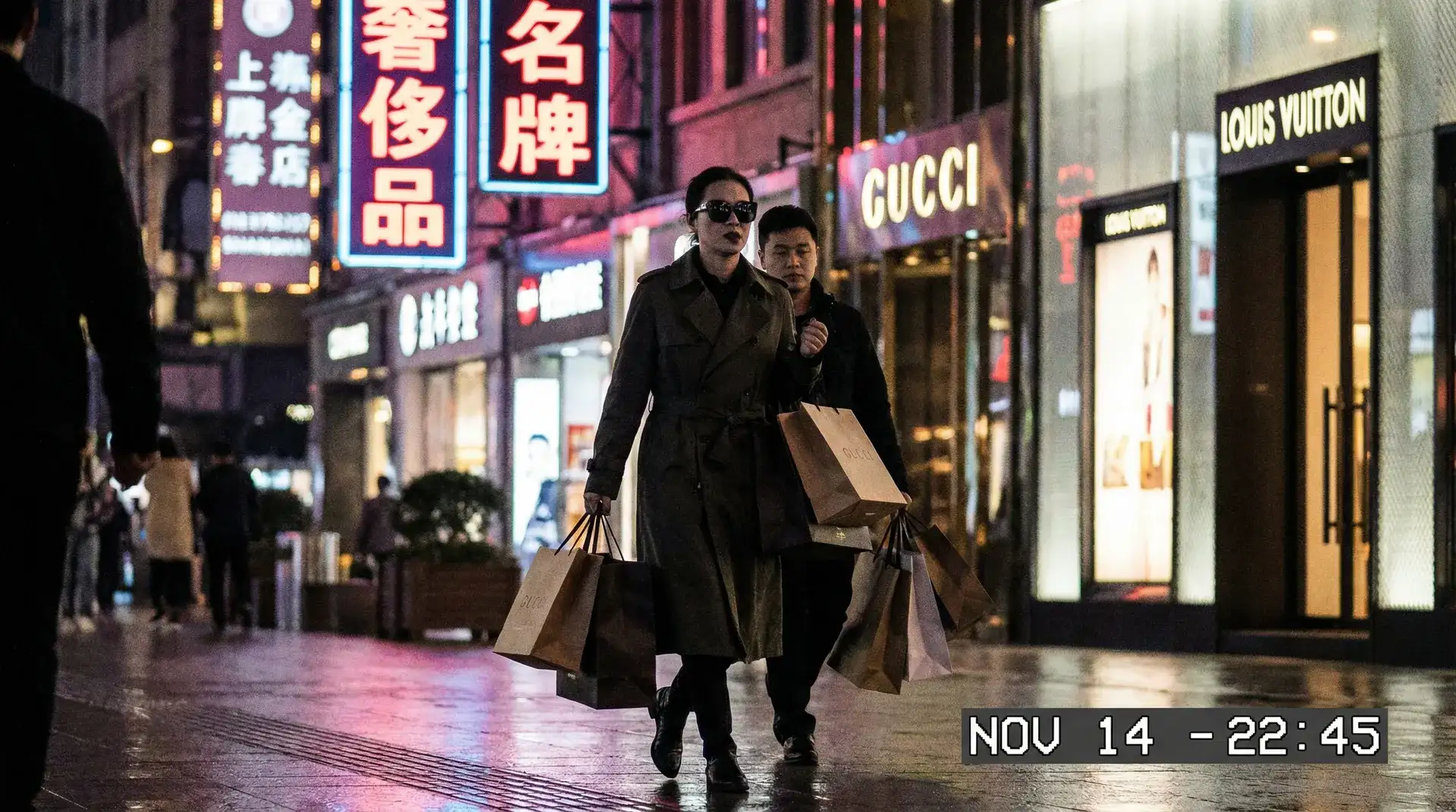 捷克街头 - 奢侈品购物被拍